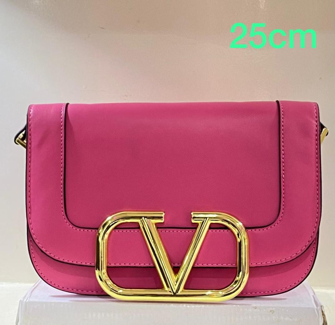 Sac Porté Epaule Locò Valentino Garavani Est Réalisé Dans Un Cuir Souple Rehaussé Du Fermoir VLogo Signature Pour Femme