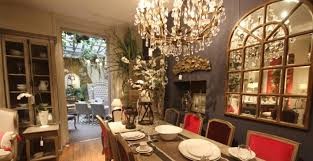 Vaisselier et Table a Manger avec Chaises de couleur bleue