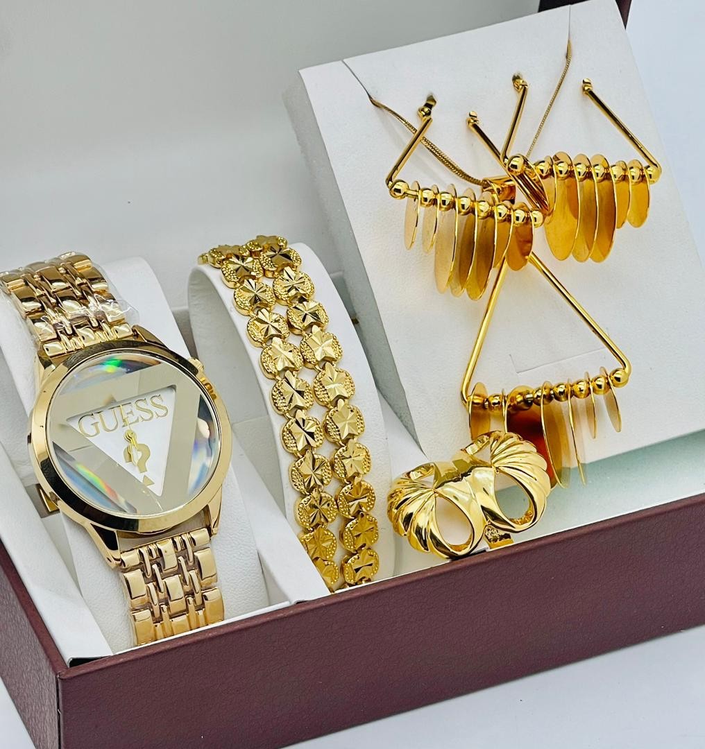 Coffret Cadeau Pour Femme Louis Vuitton - Montre Bracelet avec Collier et  Accessoires de Luxe Doré MOH00203 - Sodishop