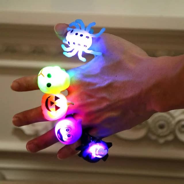 Lot De 50 Pièces Bague Pour Enfants Filles Et Garçons De 2 Ans À 10 Ans, Anneaux Anneaux Led Lumière Avec Design Animaux, Fruits Et Dessins Animés