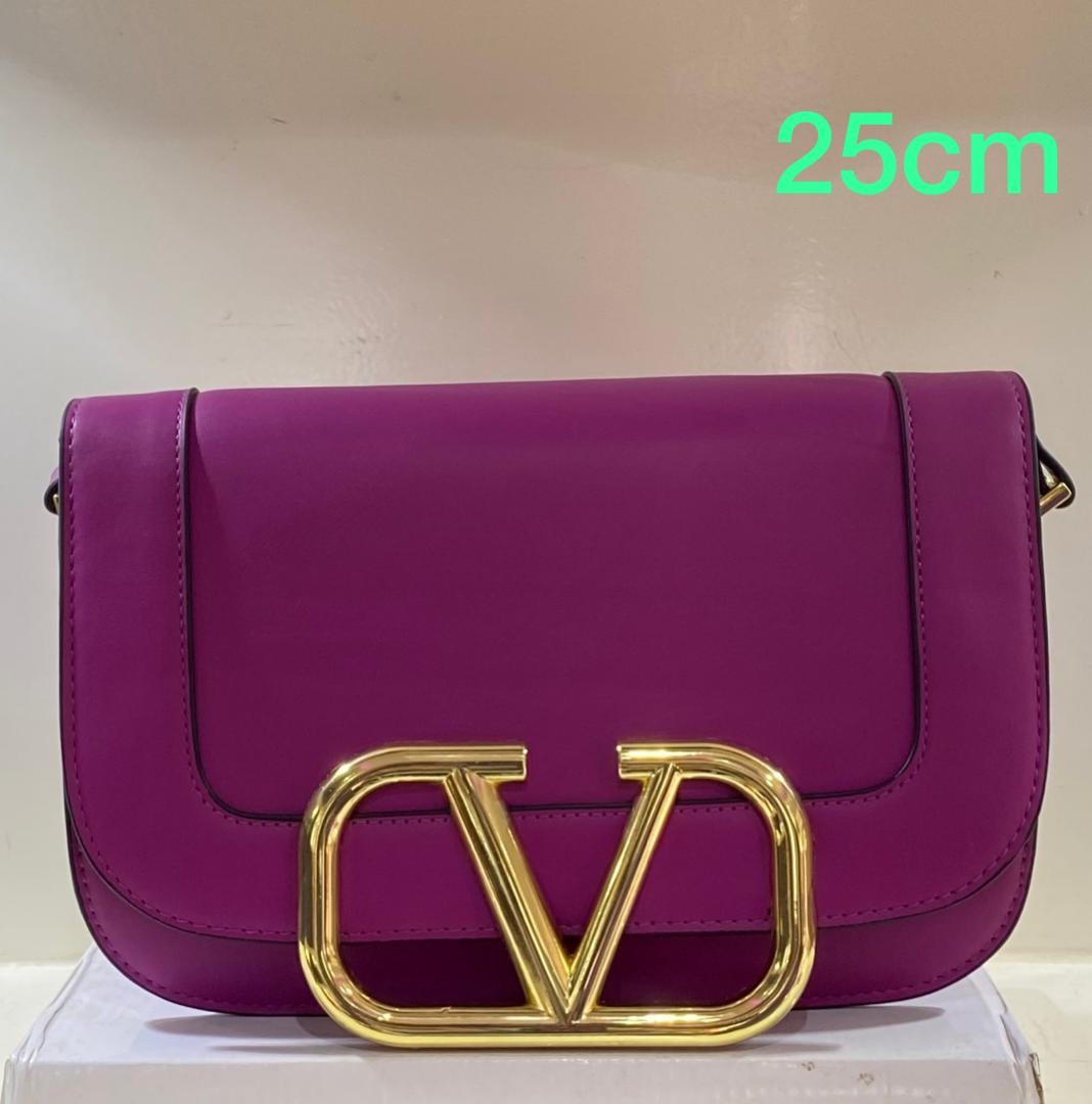 Sac Porté Epaule Locò Valentino Garavani Est Réalisé Dans Un Cuir Souple Rehaussé Du Fermoir VLogo Signature Pour Femme