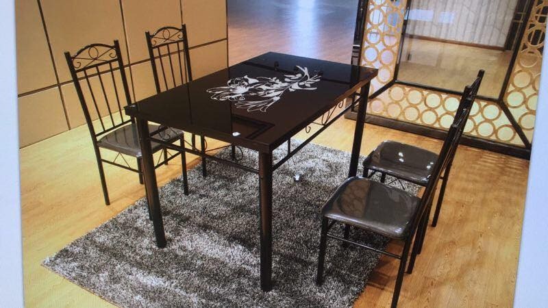 Ensemble Table À Manger plus 4 Chaises