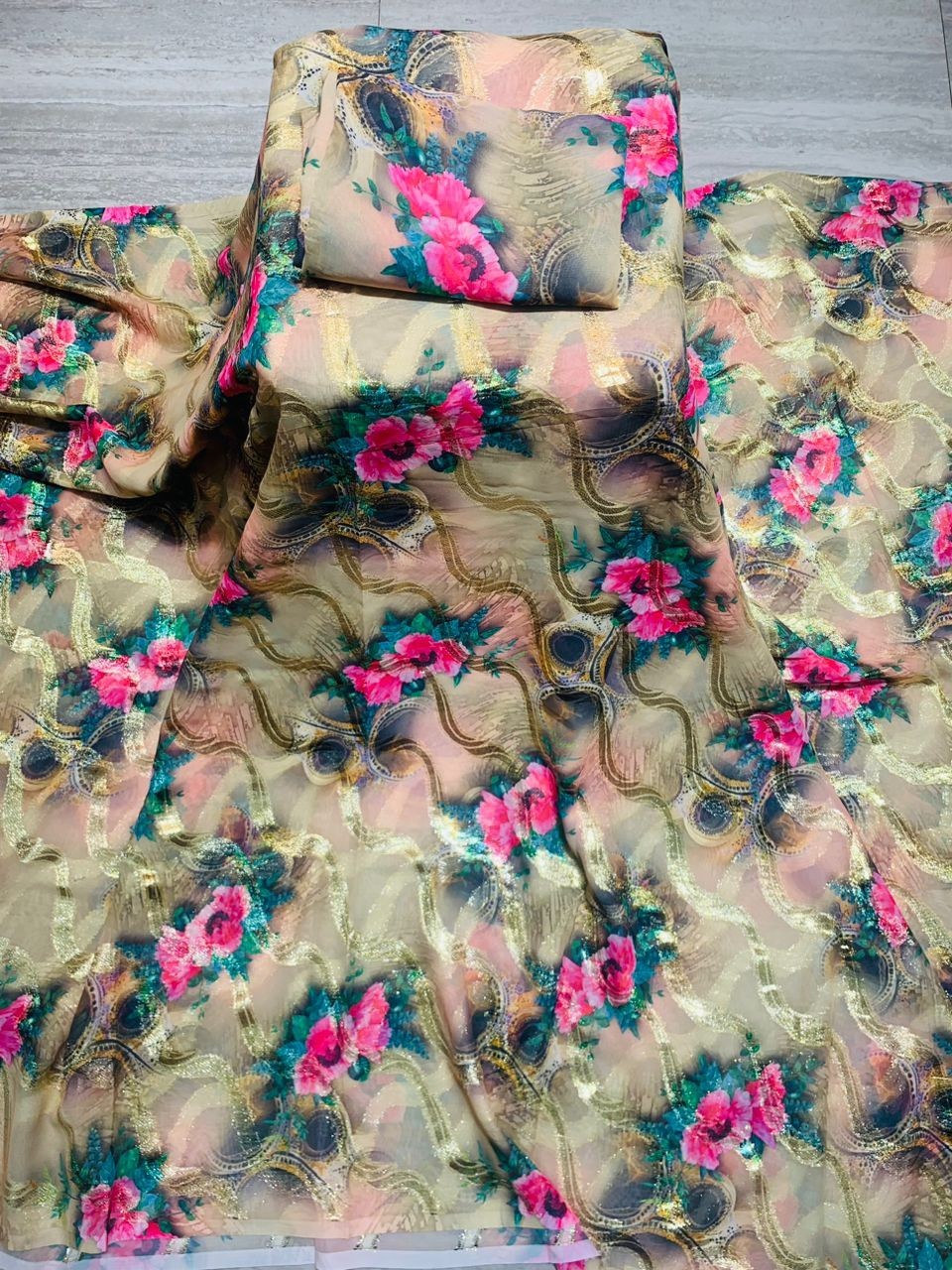 Tissus Soie Silkh Haute Class Très Jolie En Choix Pour Les Femmes Pour Grands Evénements