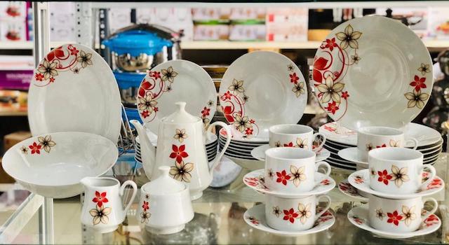 Lot de vaisselle en porcelaine de 50 pièces rouge blanc