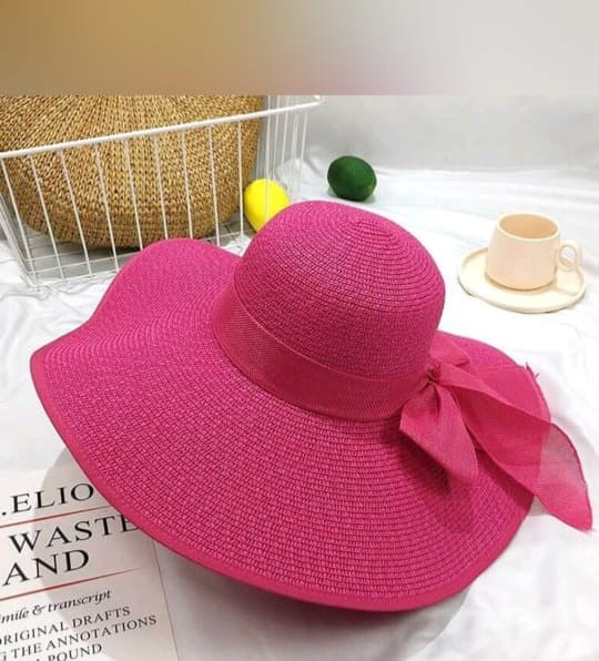 Grand chapeau de soleil en paille synthétique