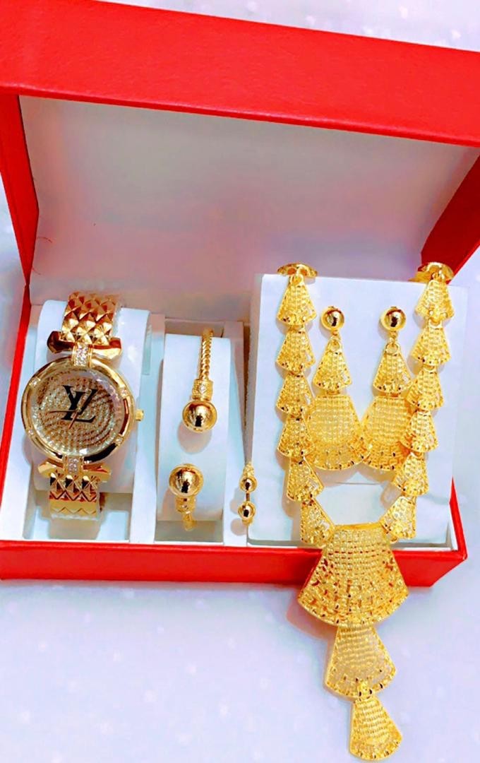 Coffret Cadeau Pour Femme Louis Vuitton  Montre Bracelet Avec Collier et Accessoires de Luxe Doré