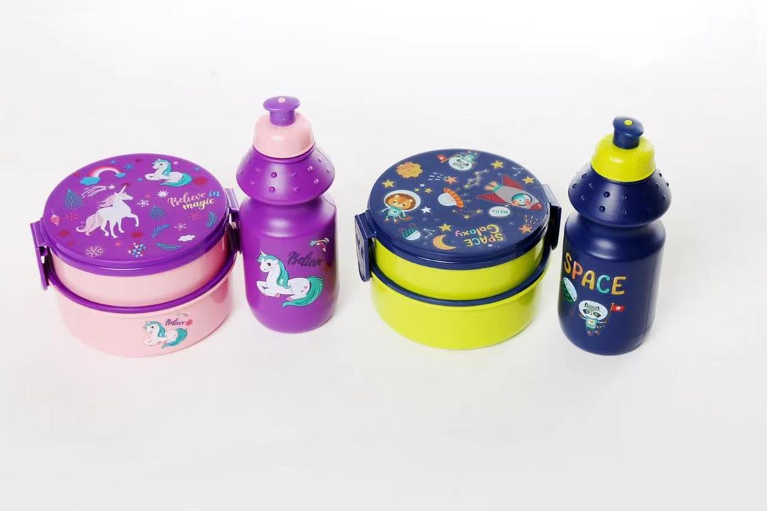 Ensemble Deux Bols Et Une Bouteille D'eau Avec Un Design Attirant