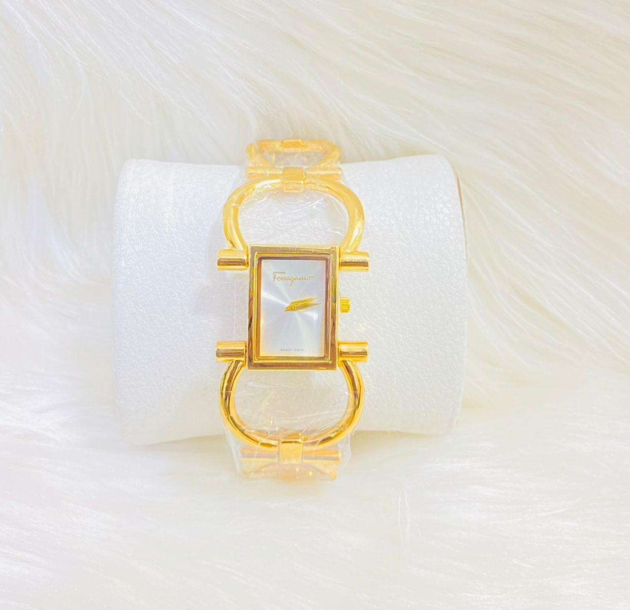 Magnifique Montre Très Classe Pour Femme Qualité Garantie Pour Vos Cadeaux De Mariage