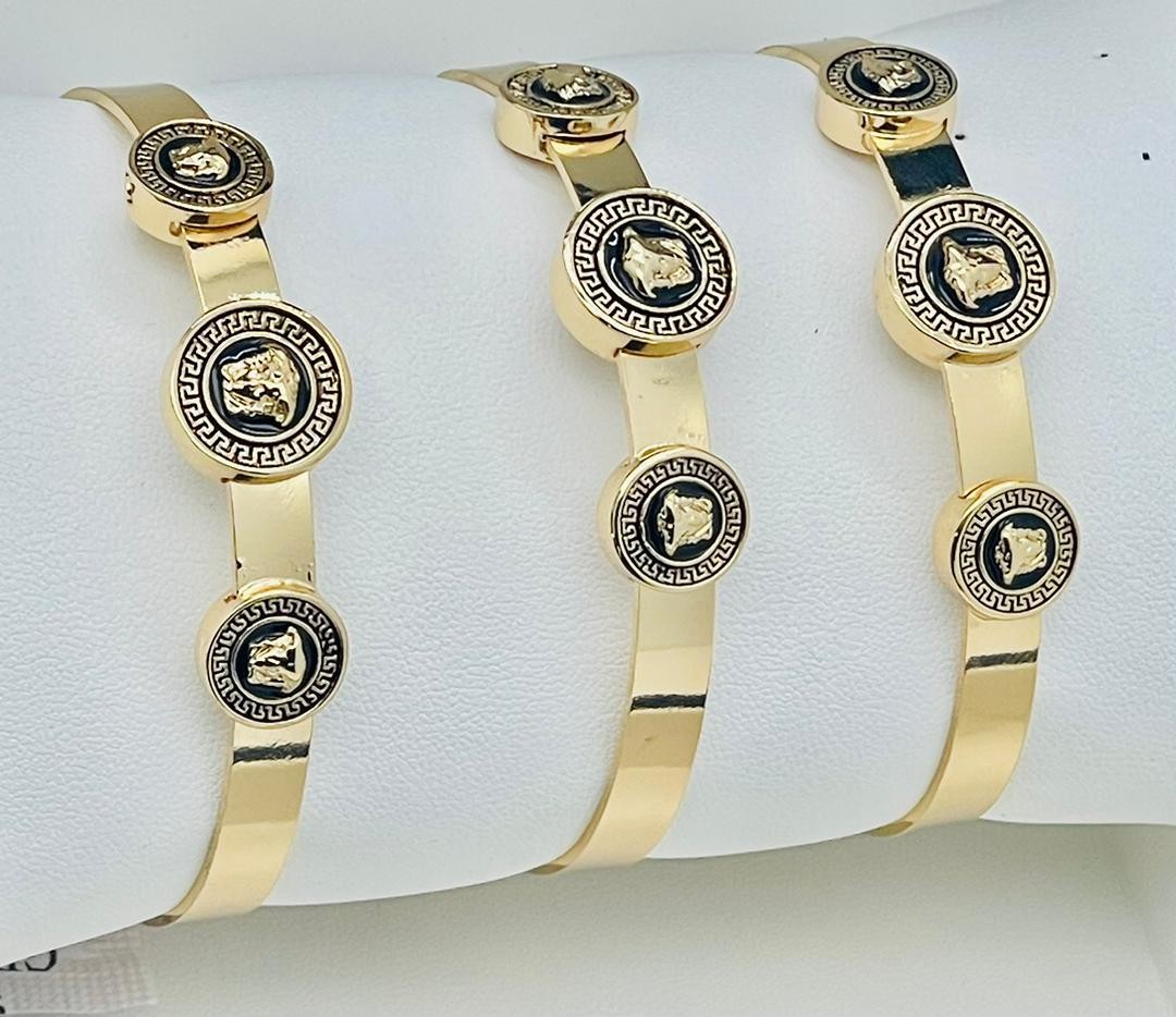 Montre   Bracelet En Plaqué Or Gianni Versace  Mouvement A Piles. Très Peu Utilisé.