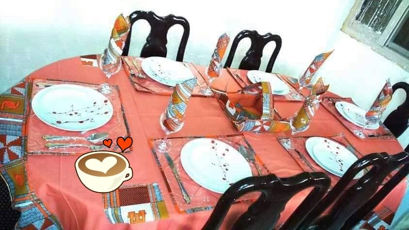 Service De Table Composer De 6 Places. Le Nappe, 6 Torchons,6 Sets De Table Plastifié, 1 Panier A Pain