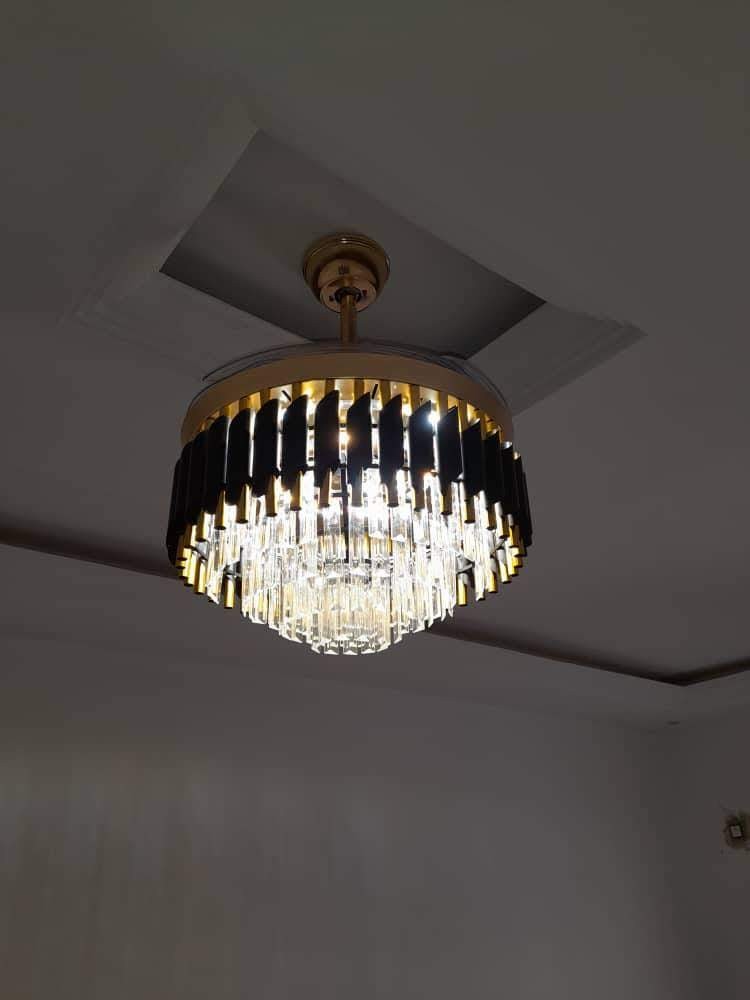 Lustre noir doré disposant Bluetooth