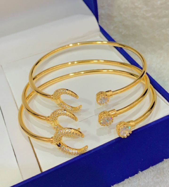 Bracelet Cartier En Or Jaune Vintage A Double Tête Panthère Avec Onyx Et Diamants