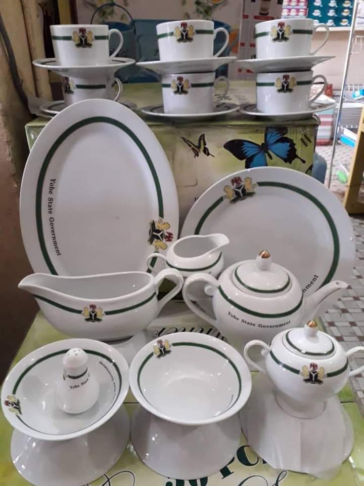Lot De Vaisselle En Porcelaine Dure